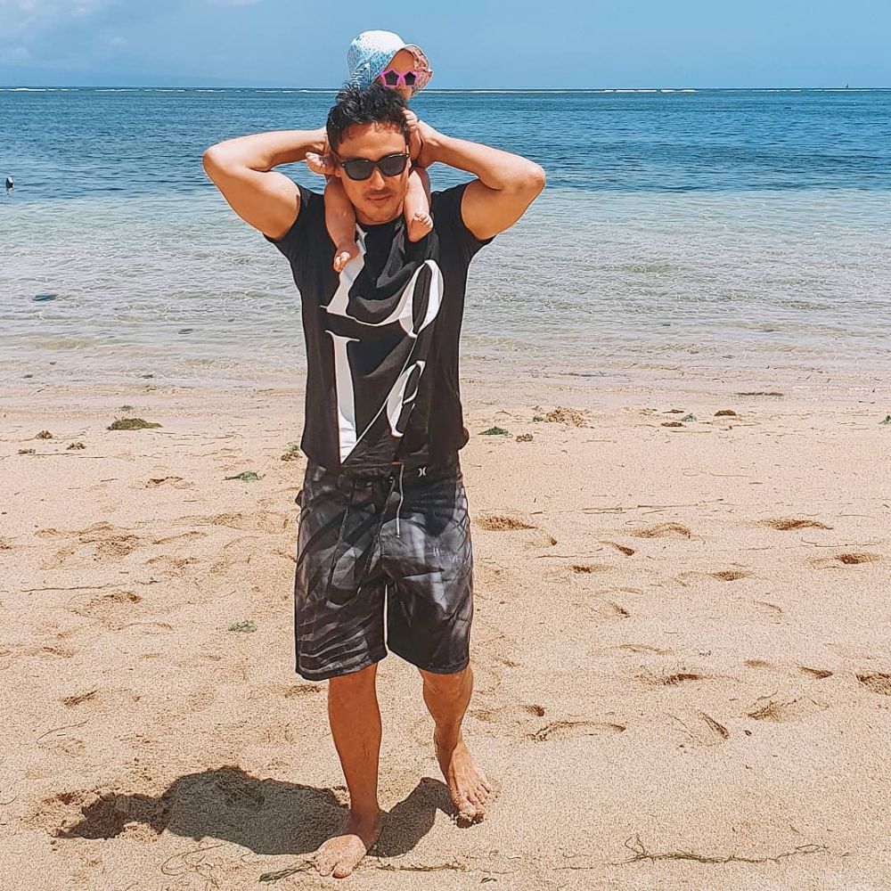 Papa Muda Idaman Netizen, 10 Potret Hamish Daud Bareng Putri Mungilnya