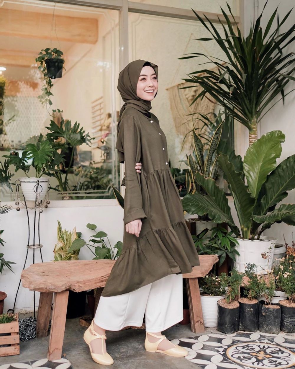 12 Ide Mix and Match Warna Army & Hijab ala Fashion Influencer, Stunning!