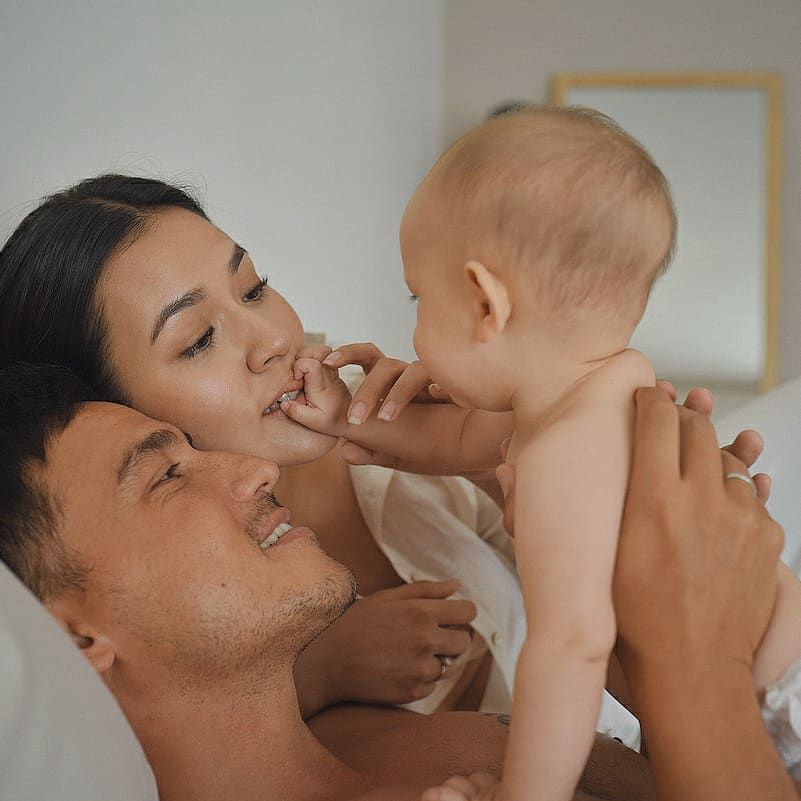 Papa Muda Idaman Netizen, 10 Potret Hamish Daud Bareng Putri Mungilnya