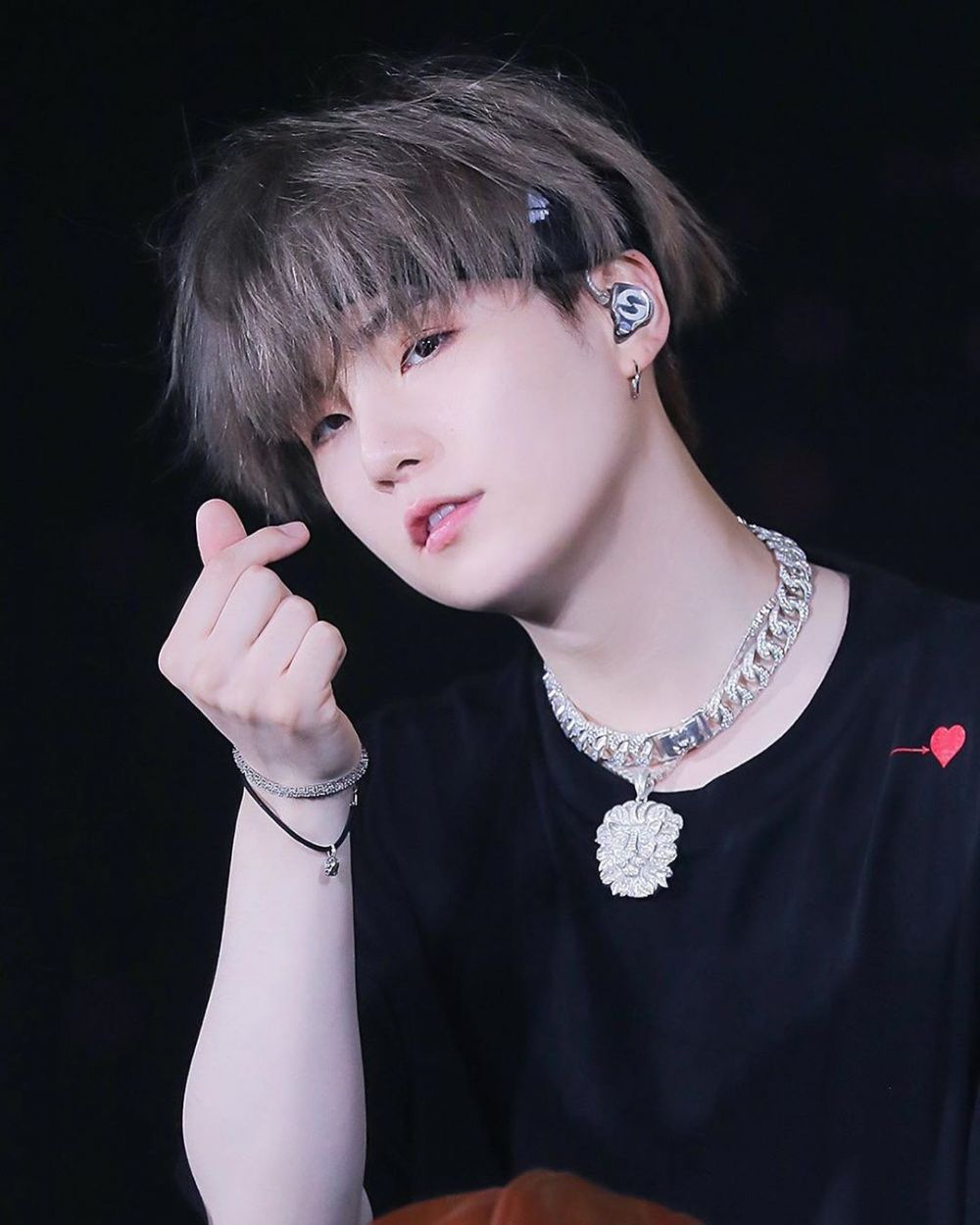 11 Potret Manis Suga BTS Bikin Jatuh Hati