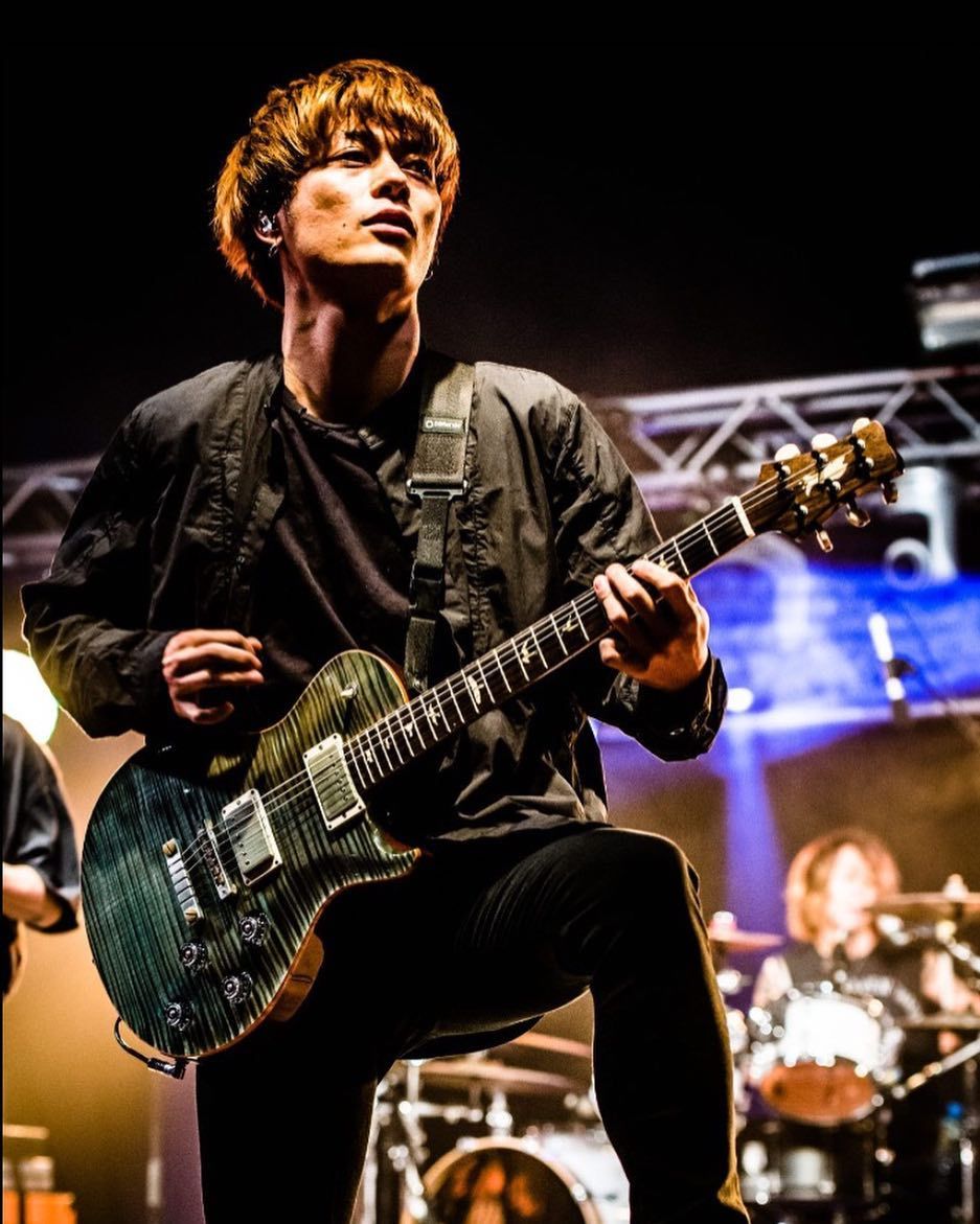 9 Potret Toru Gitaris One Ok Rock Yang Makin Menawan