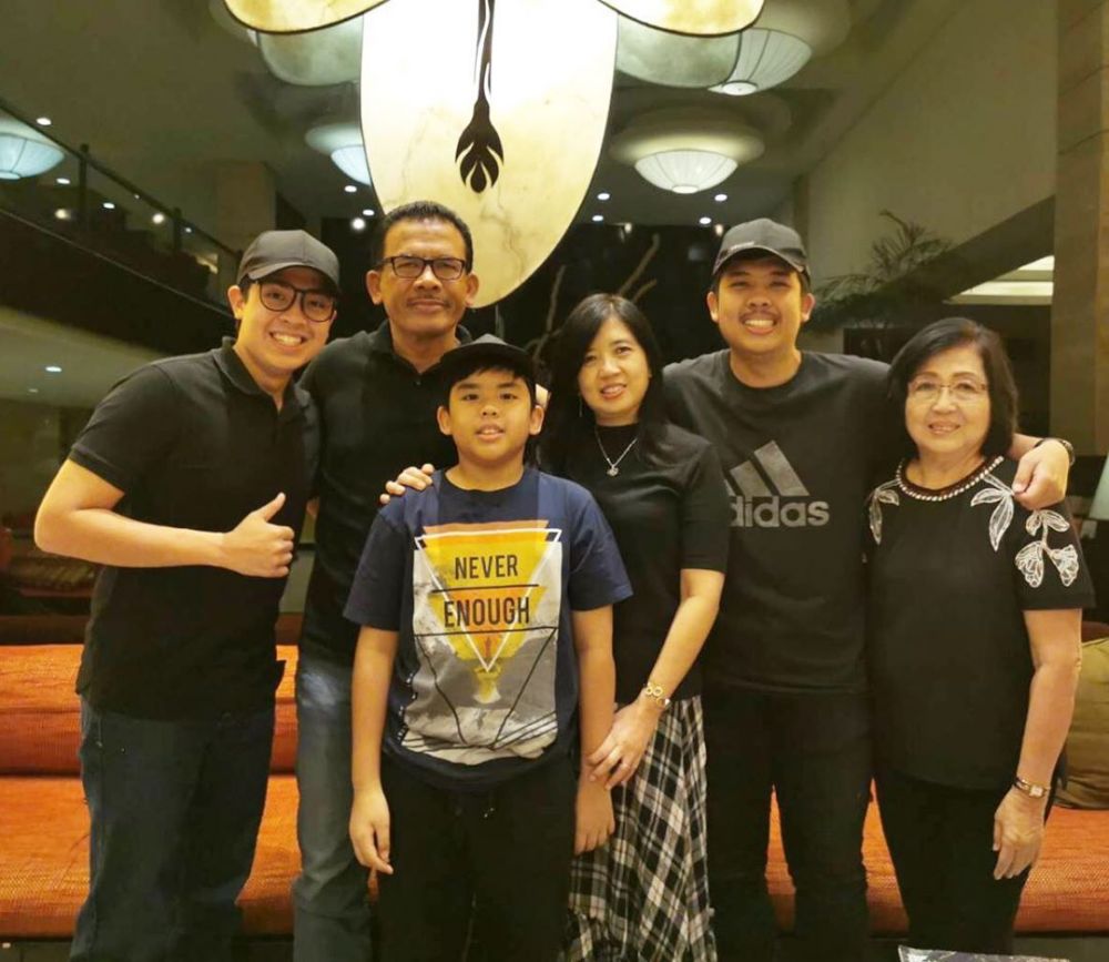 Family Goals! 10 Potret Hangat Keluarga Jerome Polin Yang Inspiratif