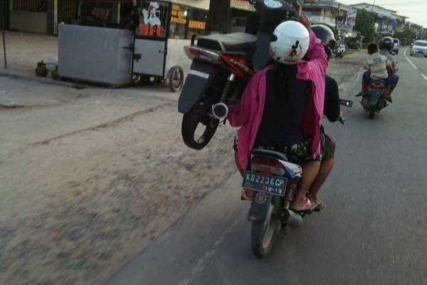 Awas Celaka! Ini 6 Gaya Berboncengan yang Gak Patut Ditiru