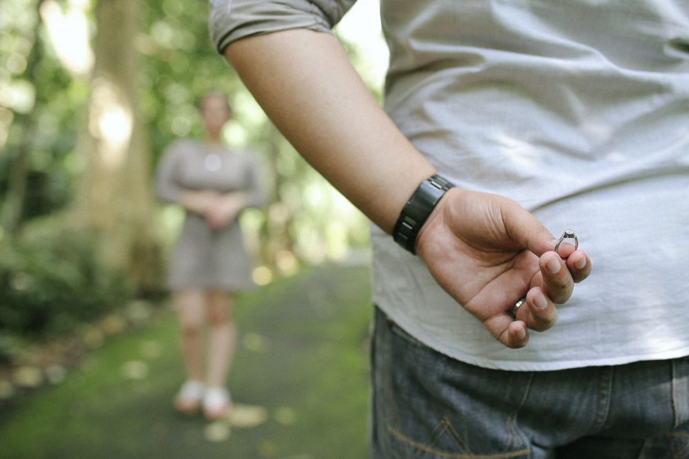Bukan Karena Tidak Sayang, 5 Alasan Mengapa Pasangan Bersikap Cuek