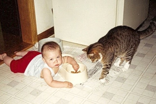 9 Foto Kocak Bayi dan Kucing Makan Bareng, Bikin si Ibu Syok Berat!