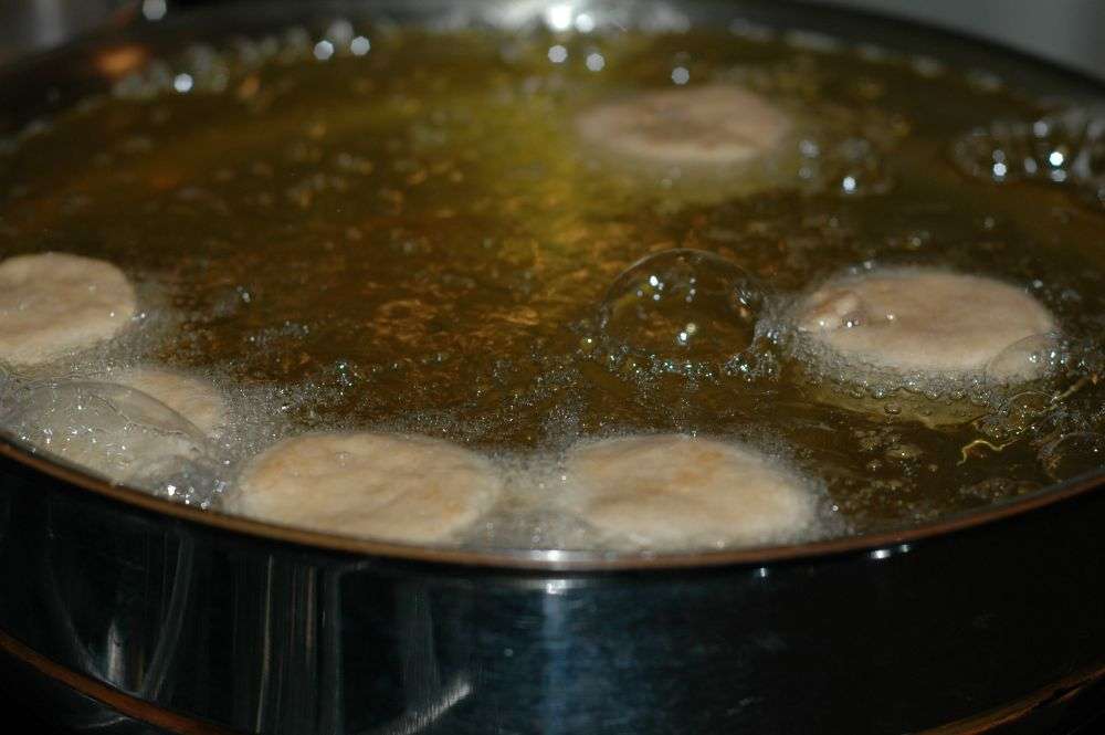 Buat Pemula, 5 Tips Menggoreng Donat Agar Mengembang Dan Tidak Bantat