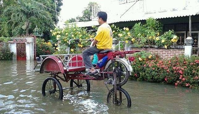 Ngakak Ini 11 Kelakuan Kocak  Warga 62 Saat Musim  Hujan  Datang