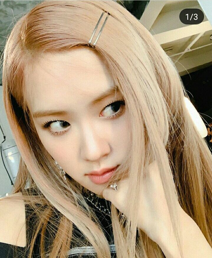 Potret Rose Blackpink Dengan Rambut Blondenya