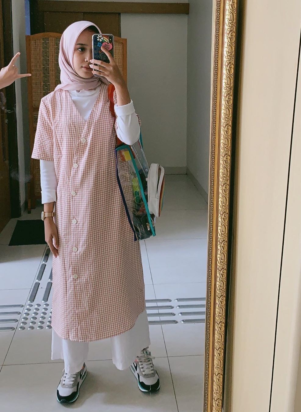 10 Inspirasi OOTD  Hijab  Kece ala Indy Ratna Pratiwi 