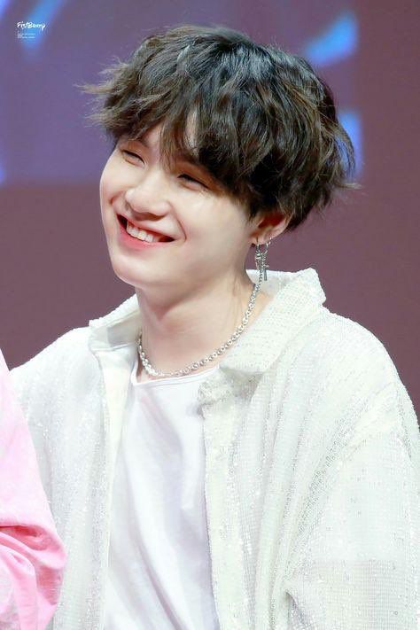 11 Potret Manis Suga BTS Bikin Jatuh Hati