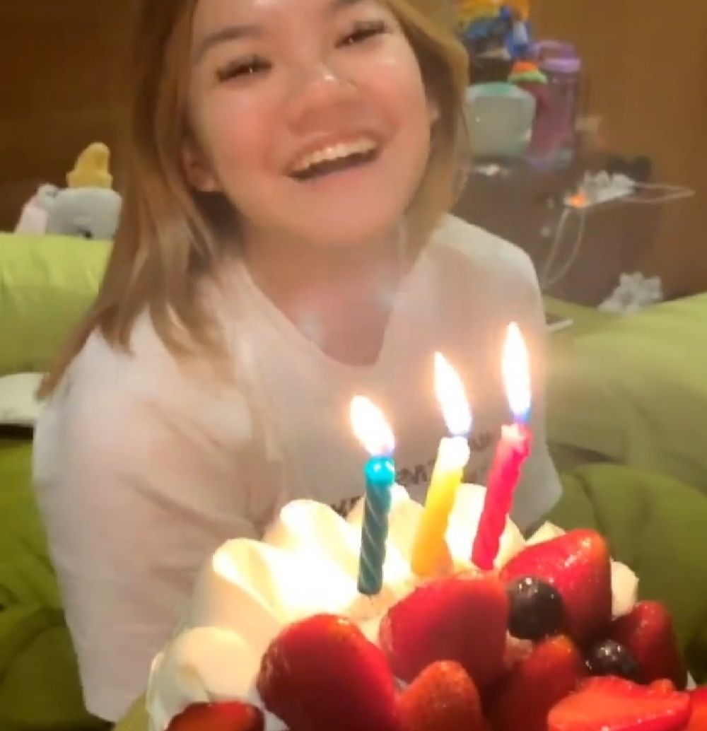 9 Potret Sederhana Ulang Tahun Shafa Harris Ke 17 Dapat Kado Spesial