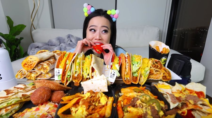 5 Bahaya Tersembunyi Mukbang, Memicu Obesitas hingga Serangan Jantung