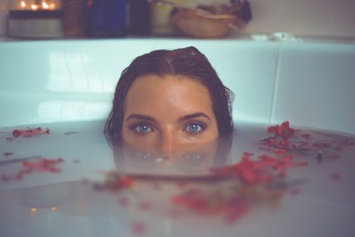 5 Khasiat Hebat Mandi Air Hangat, Bagus untuk Kulit Juga Lho!