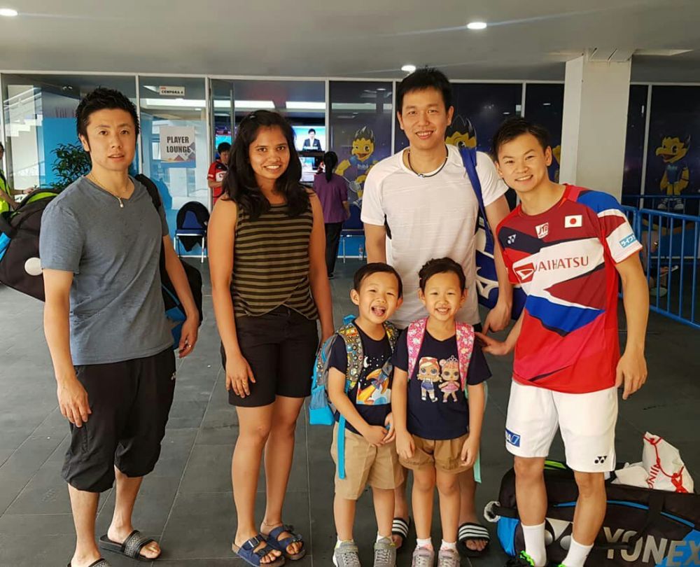 Garang di Lapangan, Ini 10 Potret Manis Hendra Setiawan Momong Anak