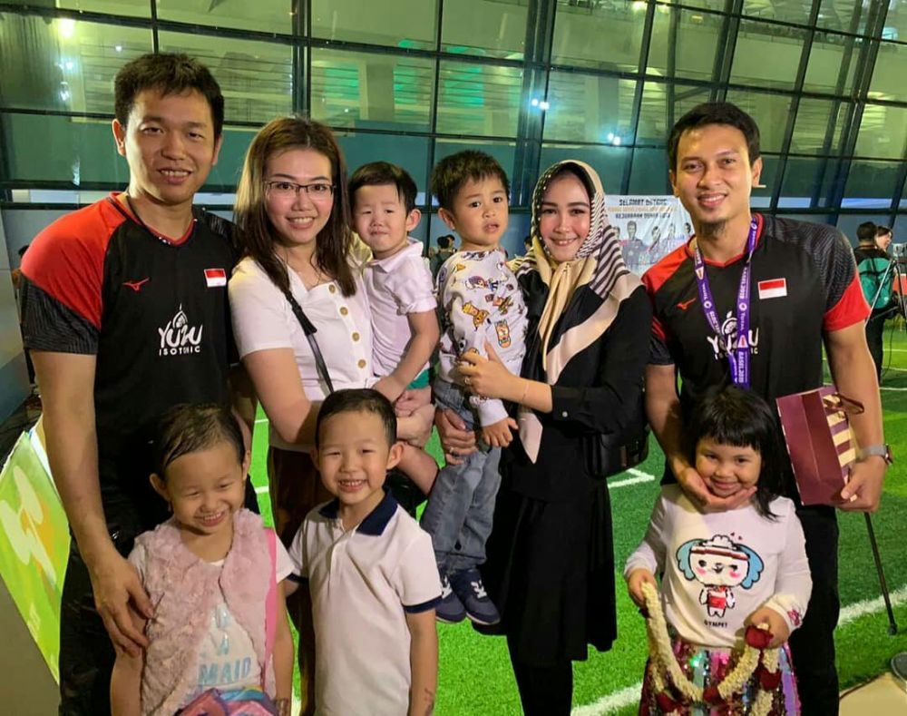 Garang di Lapangan, Ini 10 Potret Manis Hendra Setiawan Momong Anak