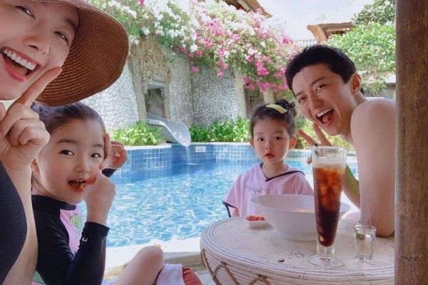 Family Goals, 10 Momen Liburan So Yi Hyun Bareng Keluarga di Bali