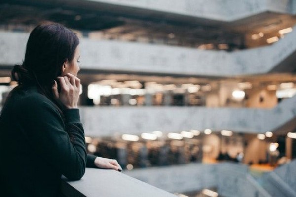 5 Zodiak ini Sering Merasa Kesepian Walaupun Punya Banyak Teman