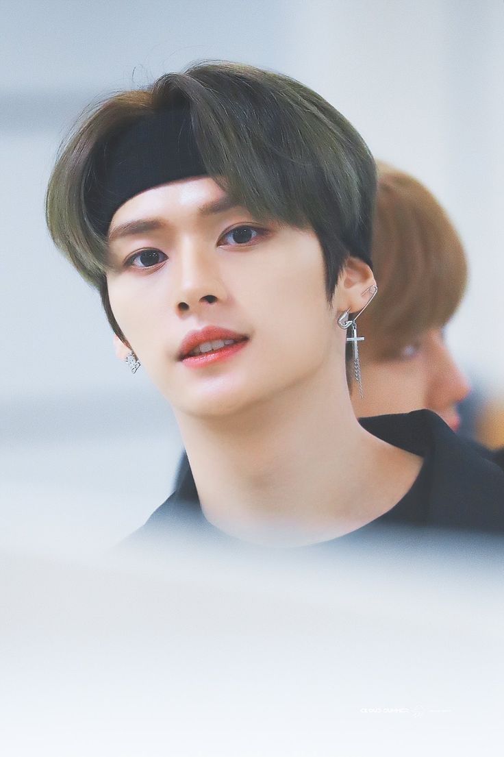 10 Potret Menawan Lee Know Stray Kids yang Dijuluki
