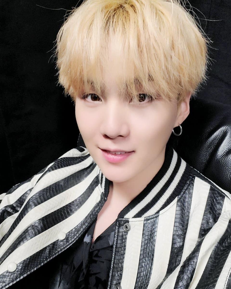 10 Potret Suga  BTS  dengan Rambut  Blonde Mirip Bule 