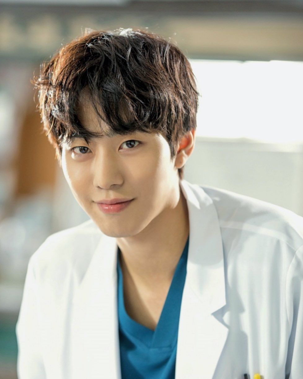 10 Potret Memesona Ahn Hyo Seop dengan Balutan Jas Dokter