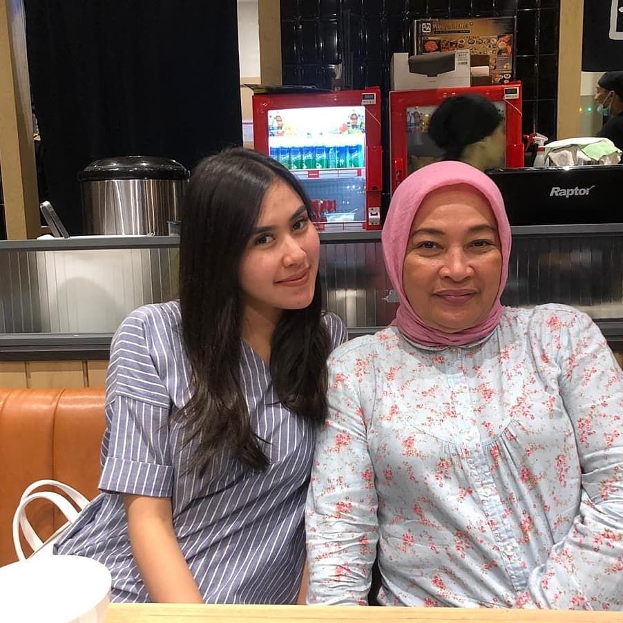 Manis! 10 Potret Bukti Kompaknya Syahnaz Sadiqah dan Ibu Mertua