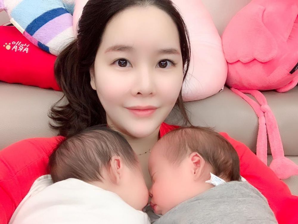 9 Potret Gemas Kyuhyun Super Junior Saat Momong Keponakan