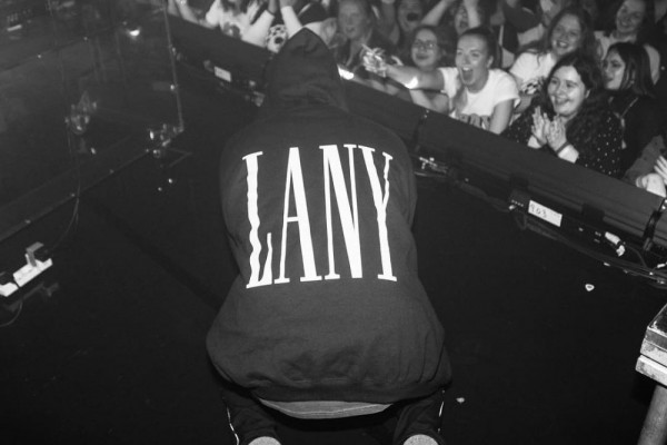 5 Lagu LANY Ini Bisa Hilangkan Rasa Kantukmu di Pagi Hari