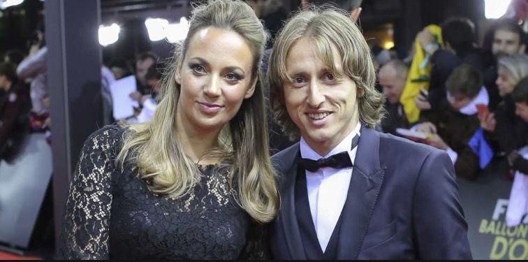 Manis! 10 Potret Pesepak Bola Dunia Luca Modric Bersama Keluarganya