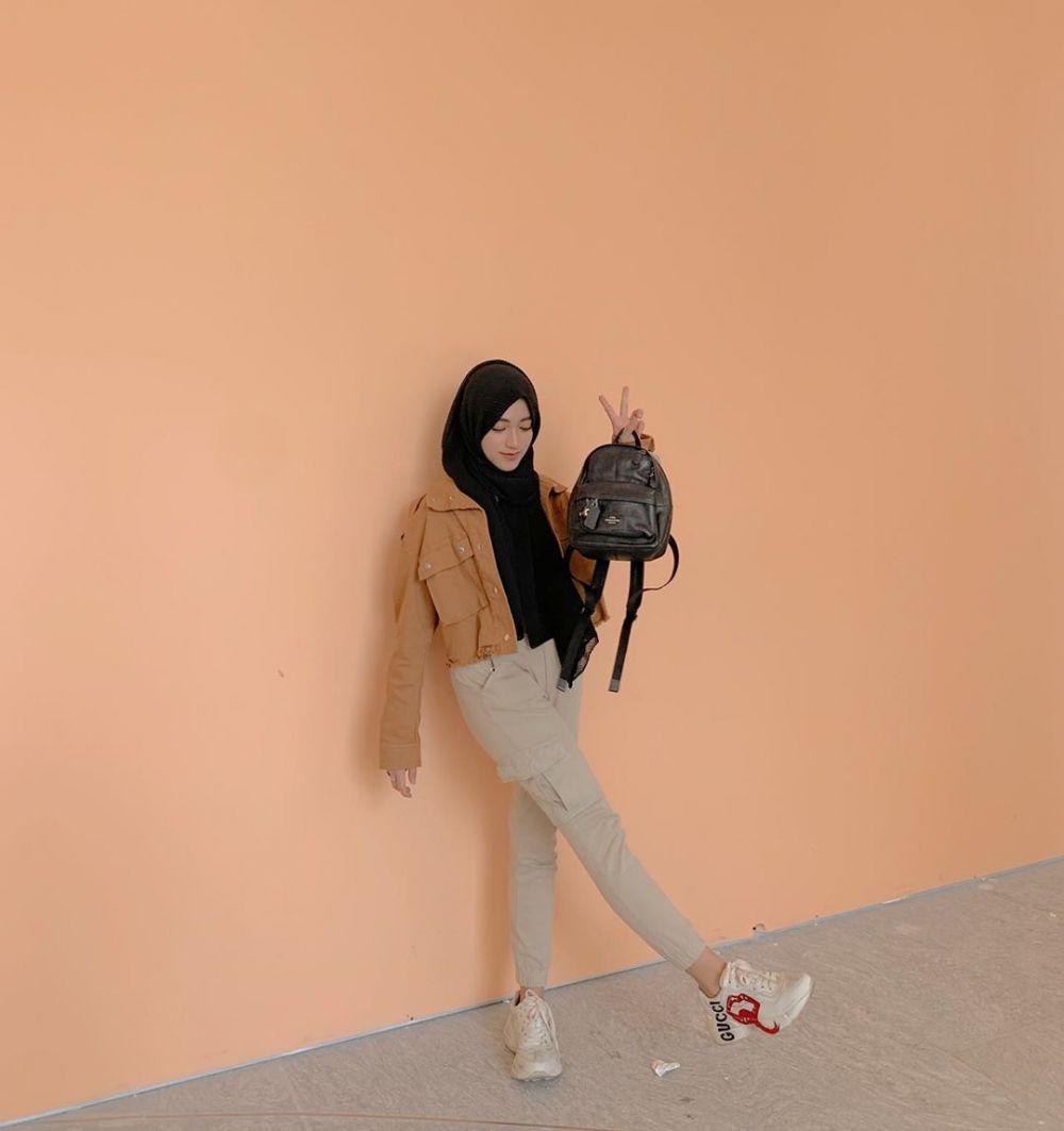 10 Inspirasi OOTD Hijab Kece dengan Outerwear ala Shirin Al Athrus.