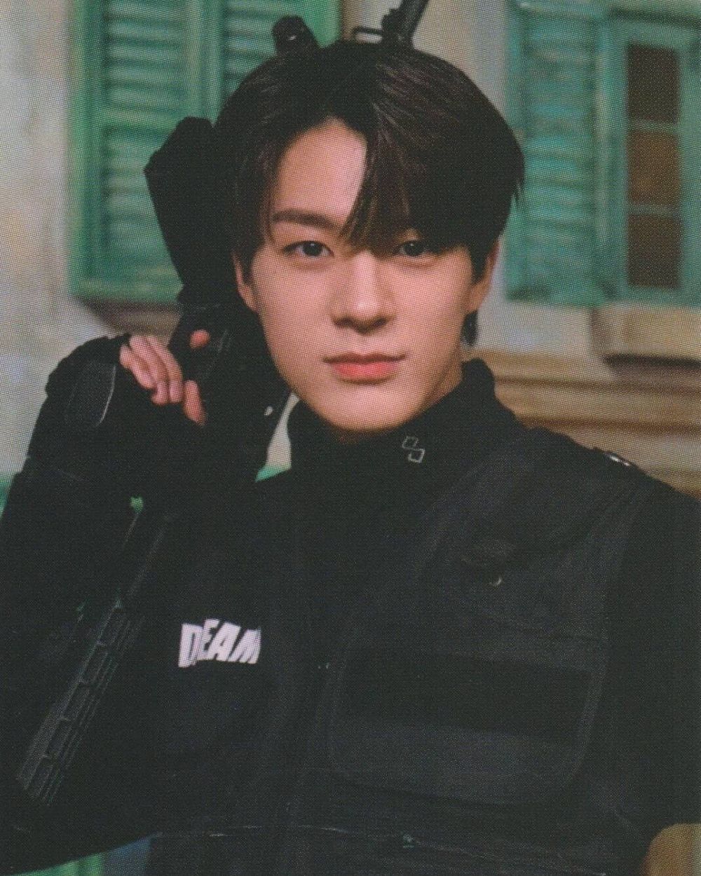 10 Potret Jeno NCT dengan Black Hair, Memesona!