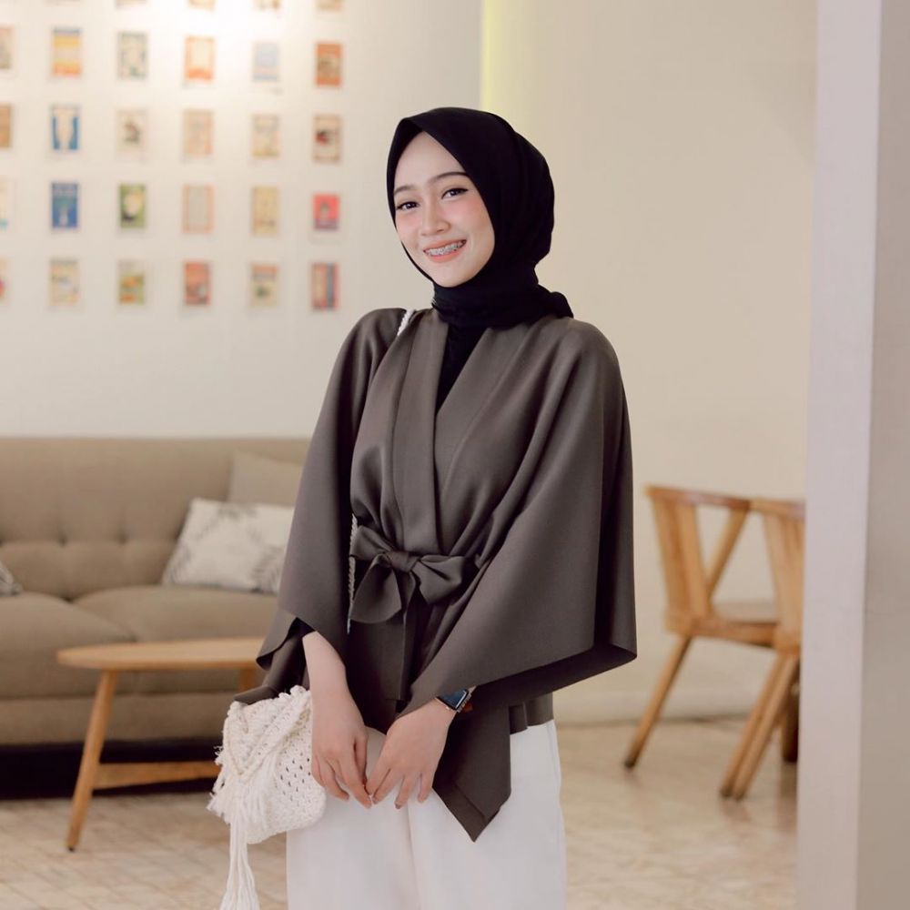 10 Ide OOTD Hijab dan Celana Putih ala Selebgram Sinta Sri Antam