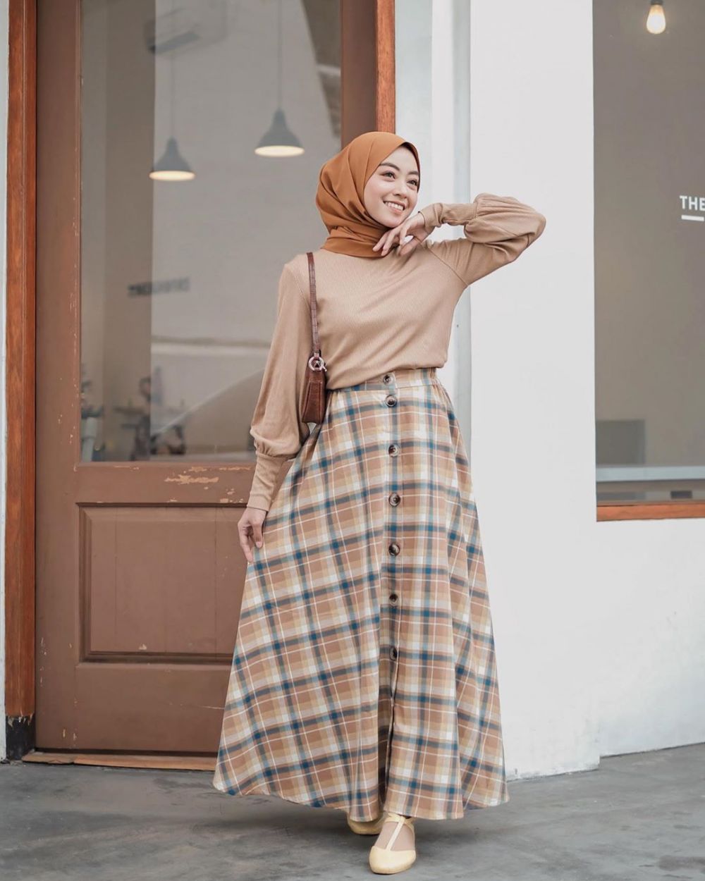 10 Ide Mix and Match Hijab & Plaid Skirt ala Fashion