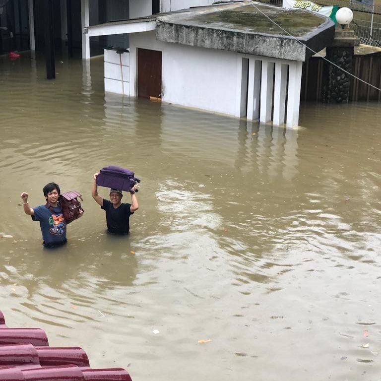 Hujan Deras Landa Jabodetabek, Ini 8 Artis yang Terkena Banjir