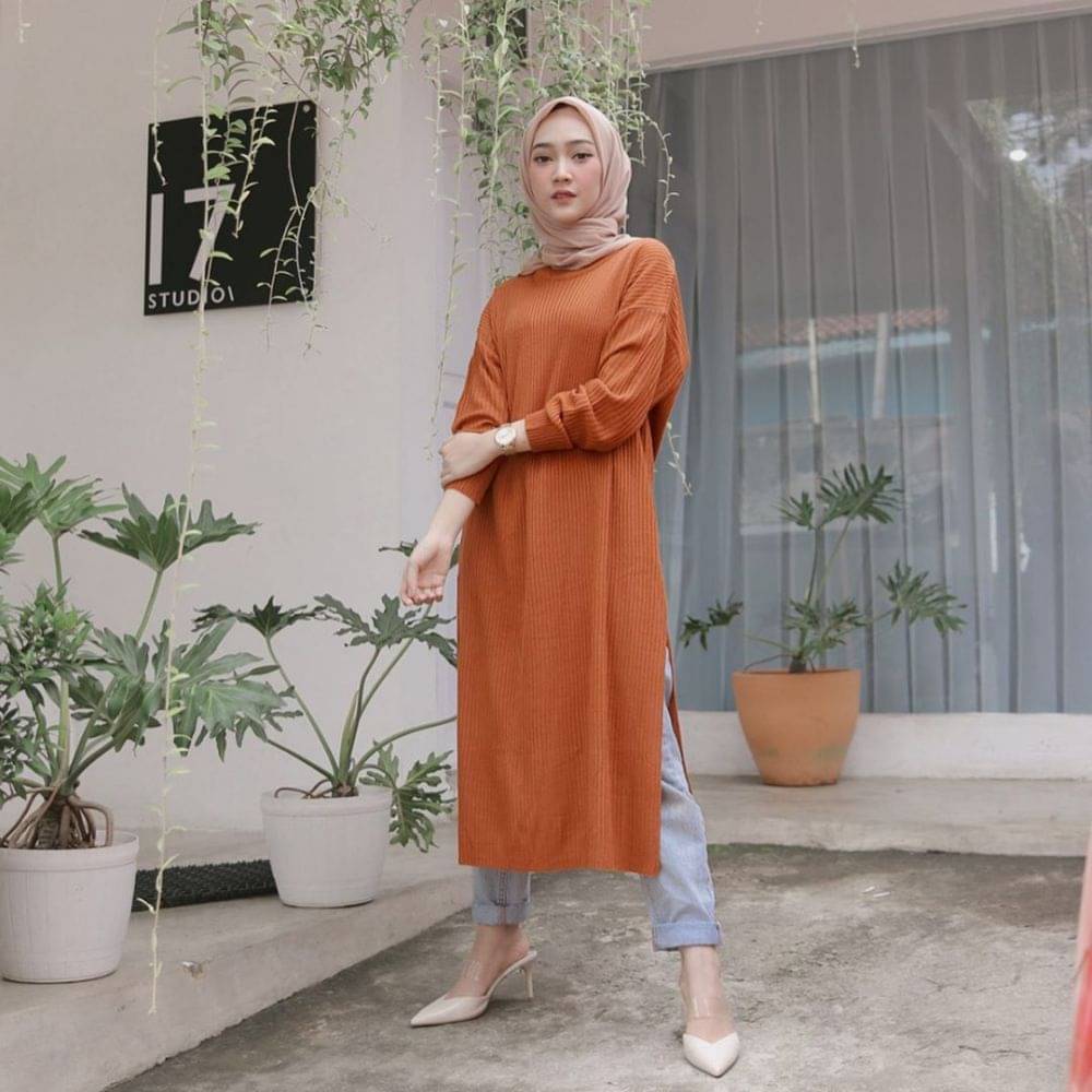 10 Inspirasi Mix And Match Hijab & Denim Ala Selebgram Sinta Sri Antan