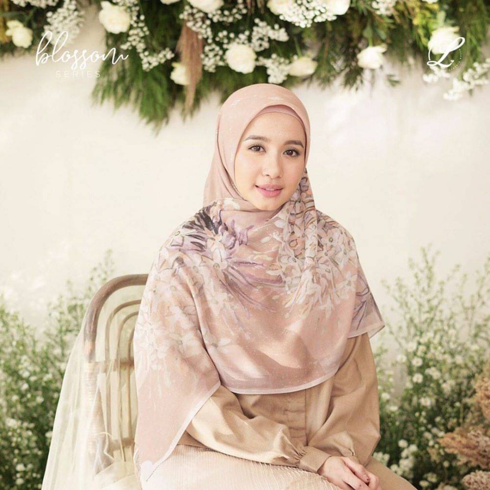 10 Ide Tampil Fresh Dengan Hijab Bermotif Ala Selebriti