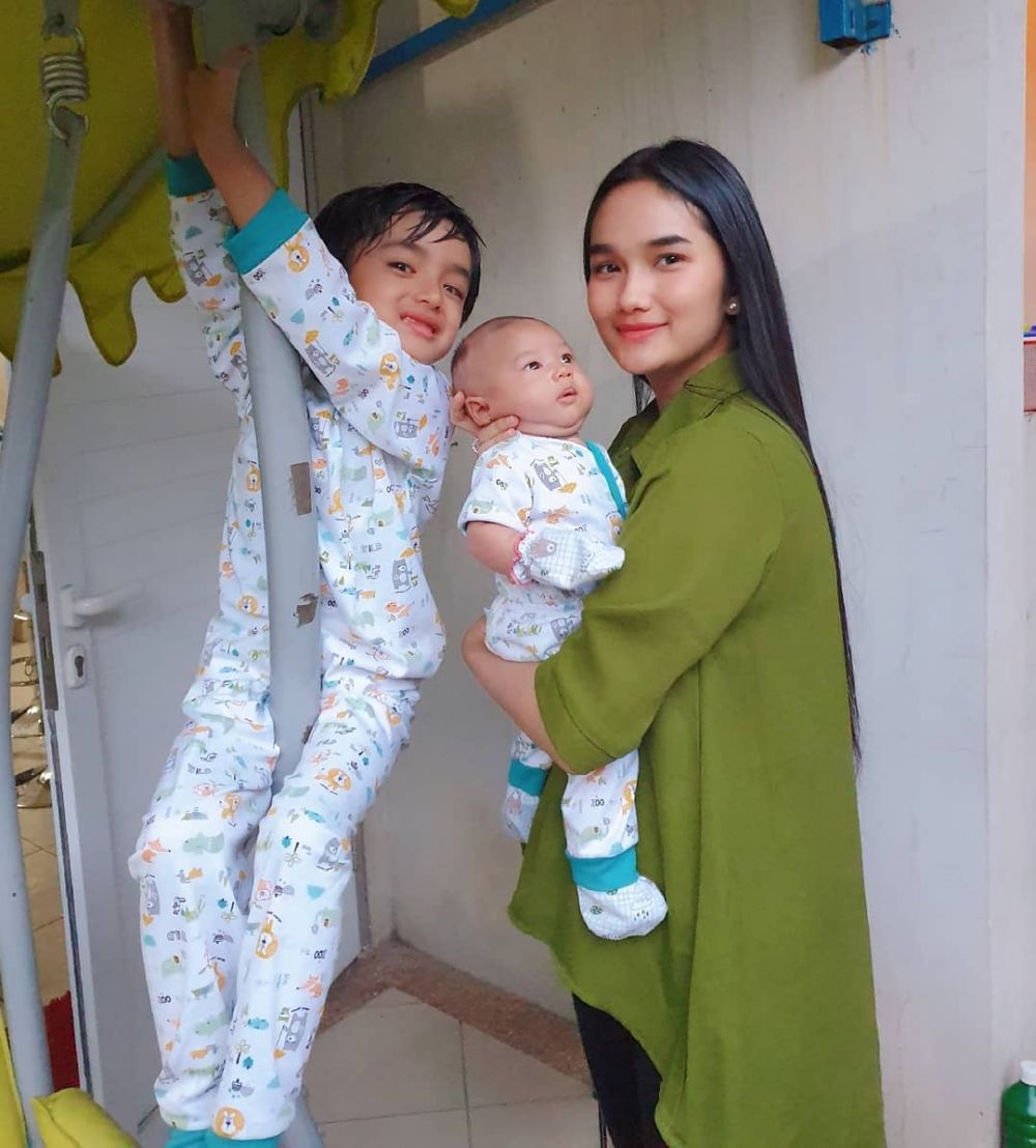 Menikah Muda, 9 Artis Ini Nampak Bak Kakak Adik dengan Anak Sendiri