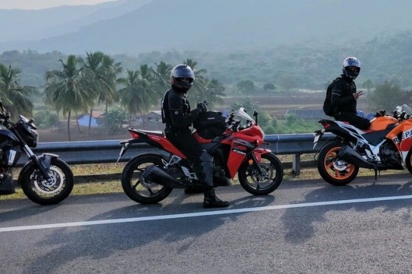 7 Isyarat Tangan Ini Harus Dipahami Sebelum Touring Naik Motor