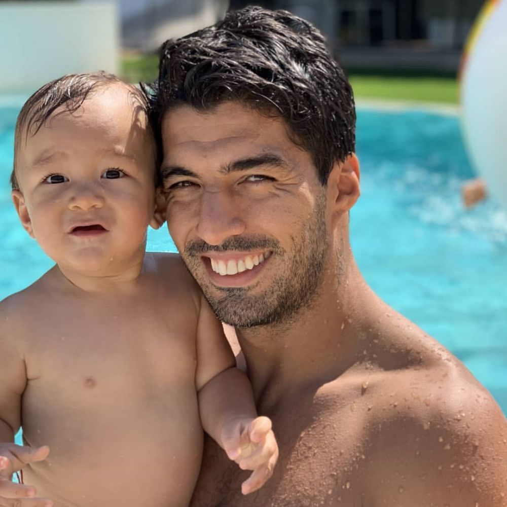 9. Potret Suarez ketika menggendong putra kecilnya, Benjamin Suarez. 