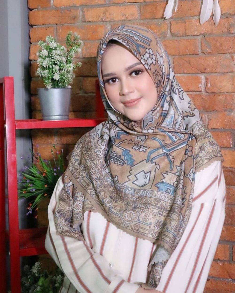 10 Ide Tampil Fresh Dengan Hijab Bermotif Ala Selebriti