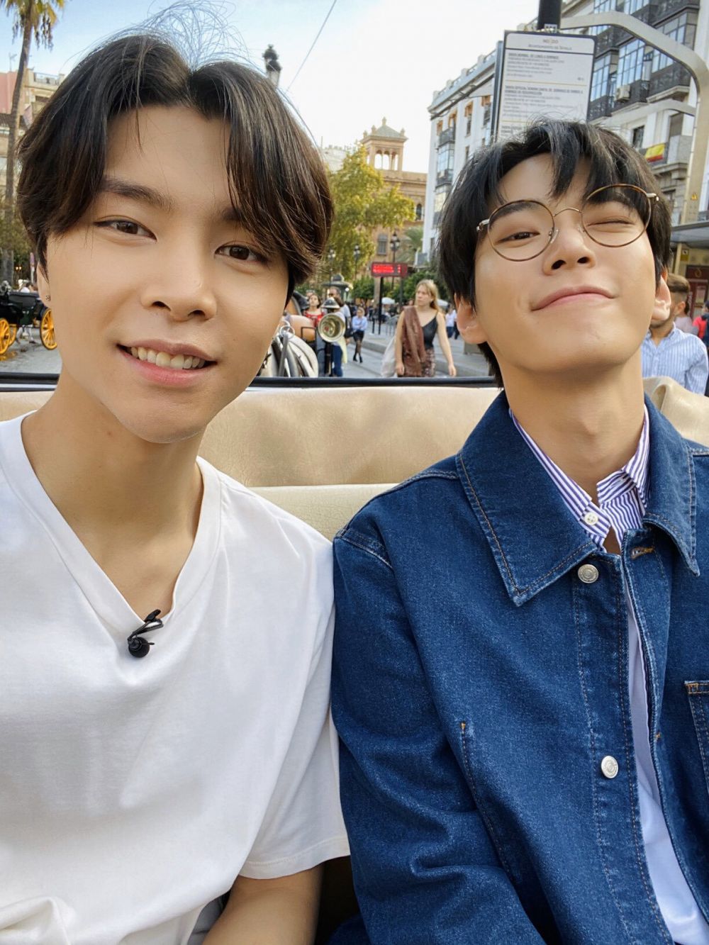 10 Potret Manis Kedekatan Doyoung dan Johnny NCT, Brother Goals!