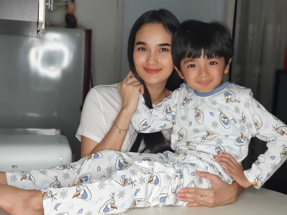 Mama Muda, 10 Potret Manis Kedekatan Faby Marcelia dan Kedua Anaknya