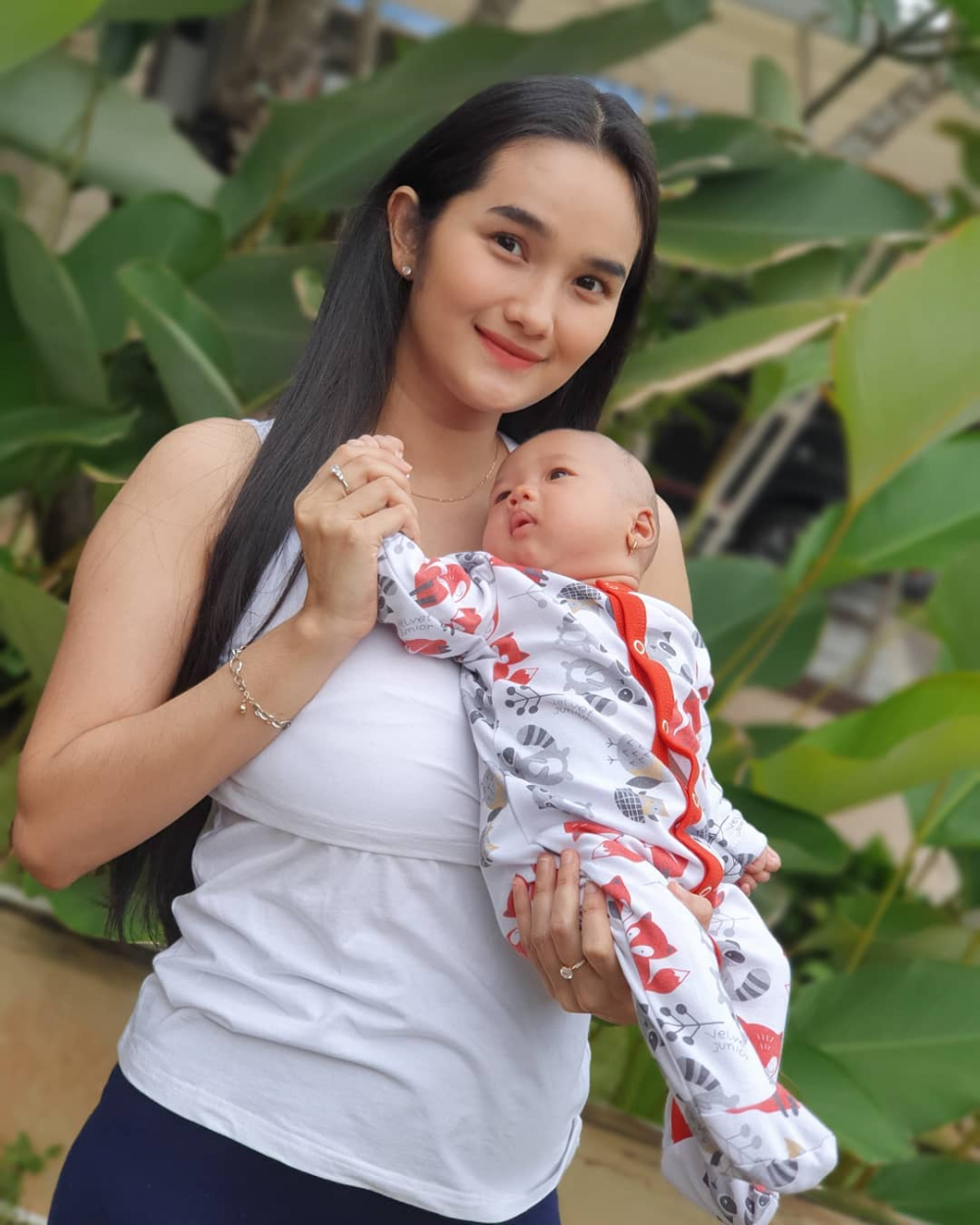 Mama Muda, 10 Potret Manis Kedekatan Faby Marcelia dan Kedua Anaknya