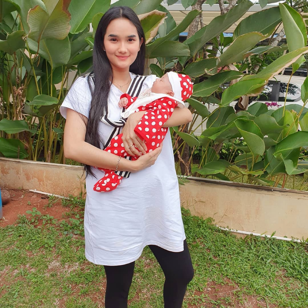 Mama Muda, 10 Potret Manis Kedekatan Faby Marcelia dan Kedua Anaknya