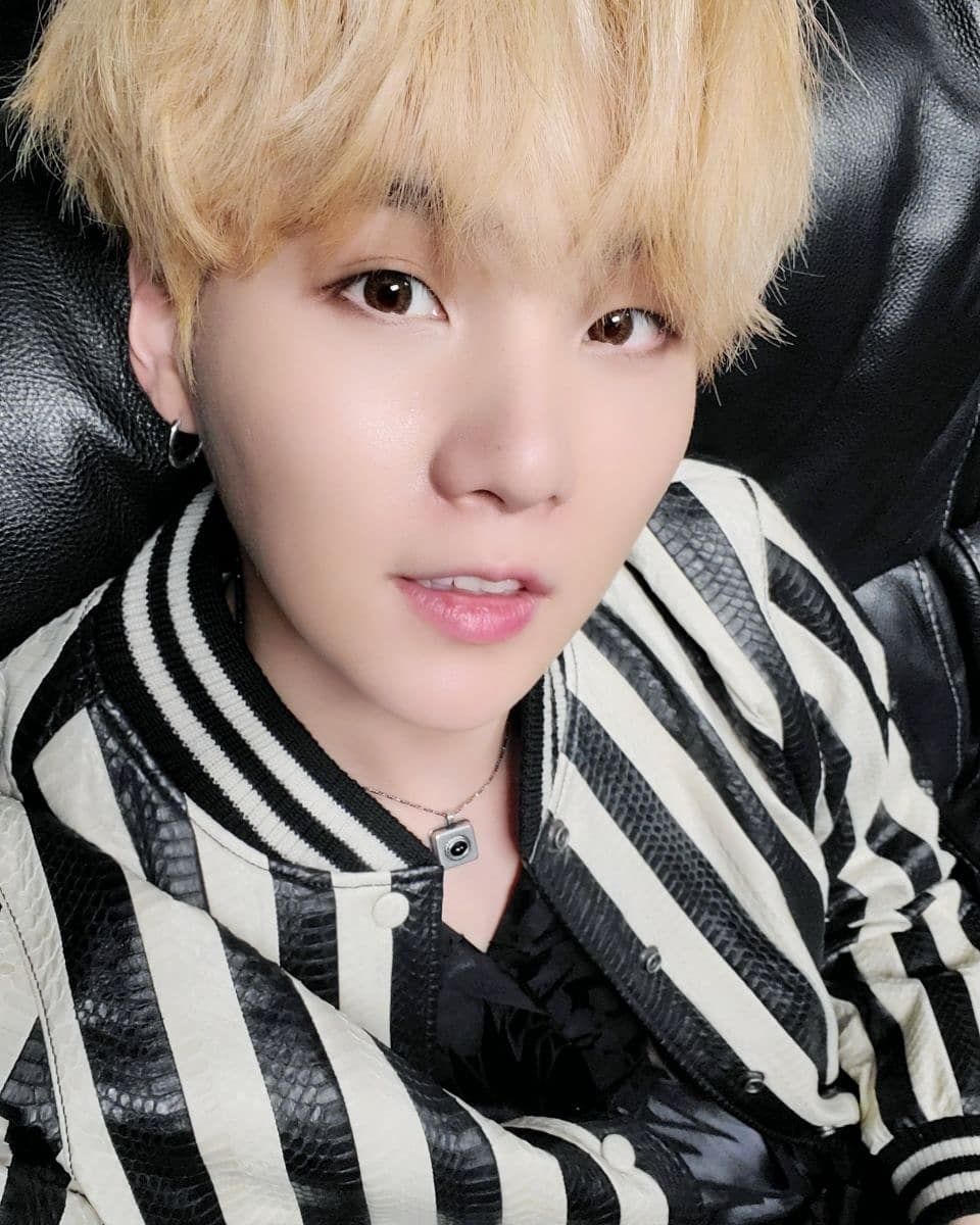 10 Potret Suga  BTS  dengan Rambut  Blonde Mirip Bule 