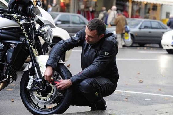 Jangan Panik! Ini 5 Langkah Mengatasi Ban Motor Bocor di Jalan