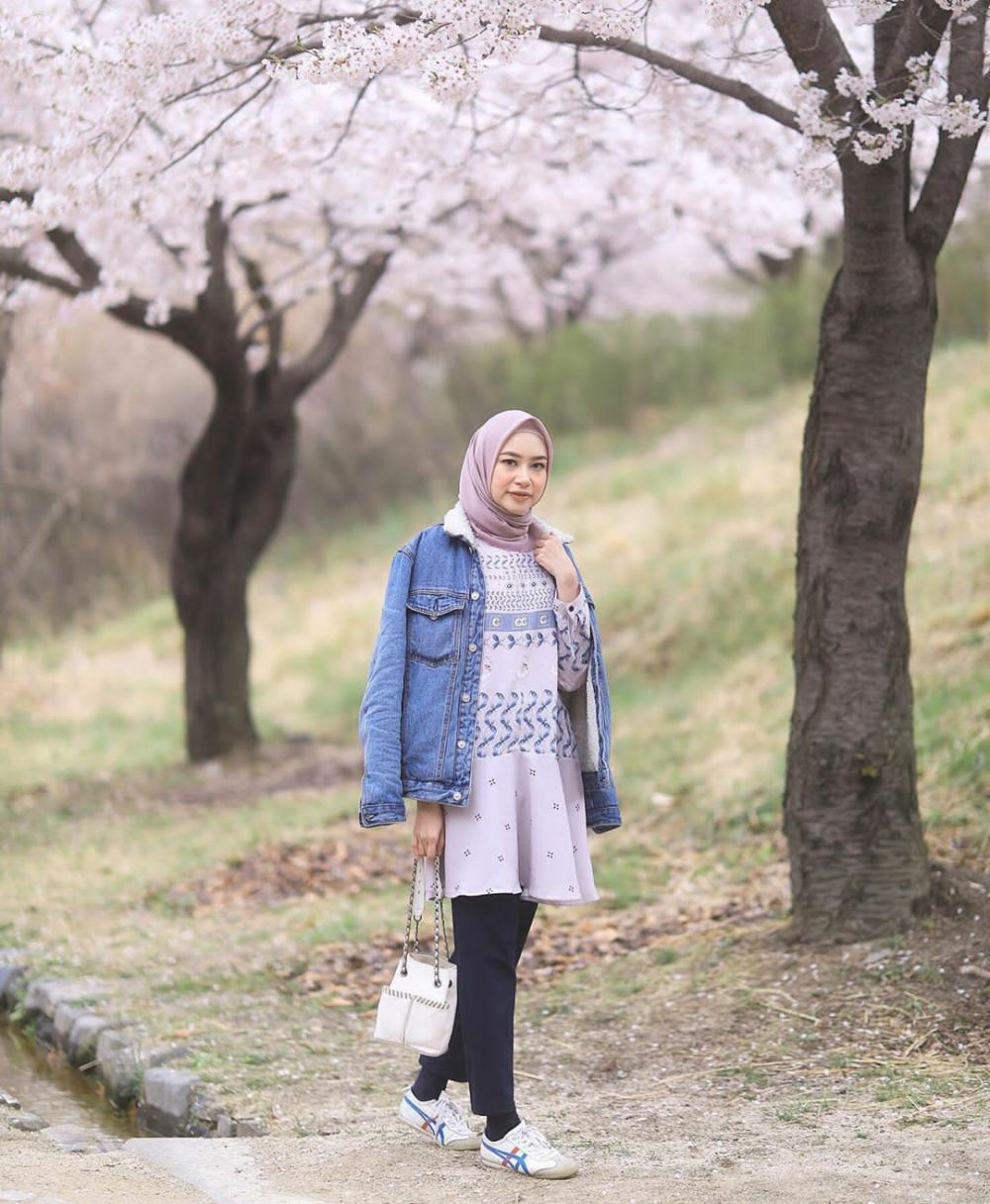 Ide Mix And Match Jaket Denim Ala Hijab Influencer Yang Super Chic