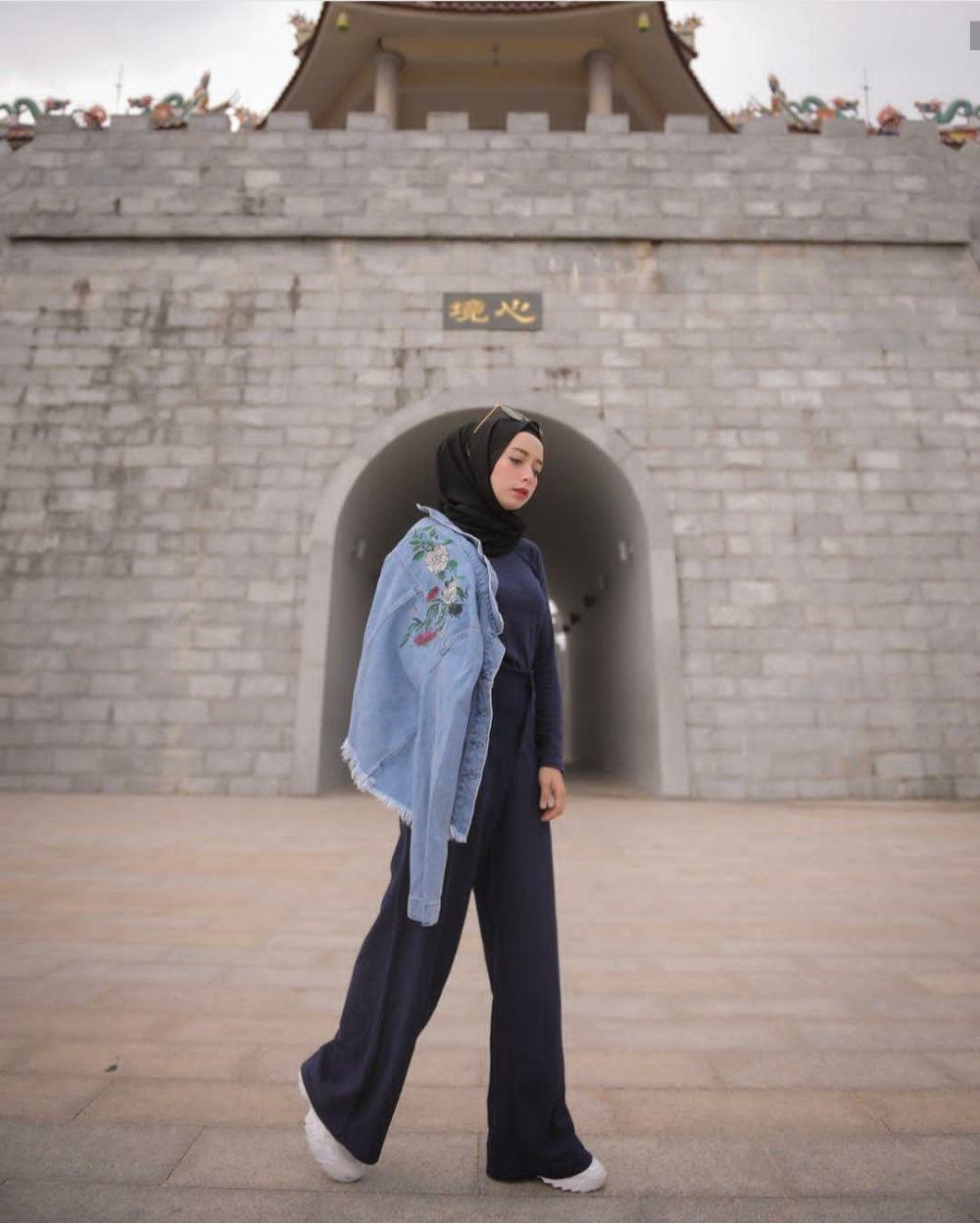 10 Ide Mix and Match Jaket Denim ala Hijab Influencer yang Super Chic!