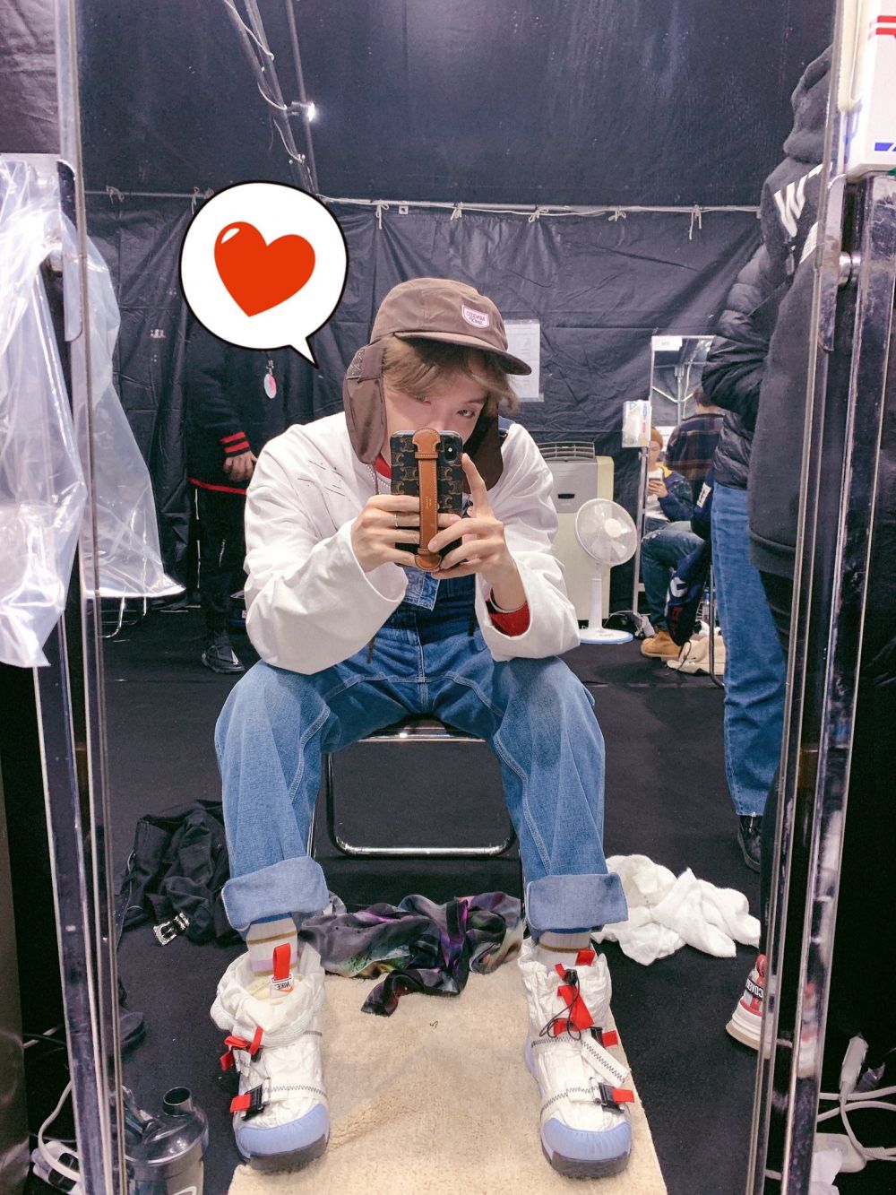 Hobi Foto, Berikut 10 Potret Mirror Selfie J-Hope BTS yang Unik Banget