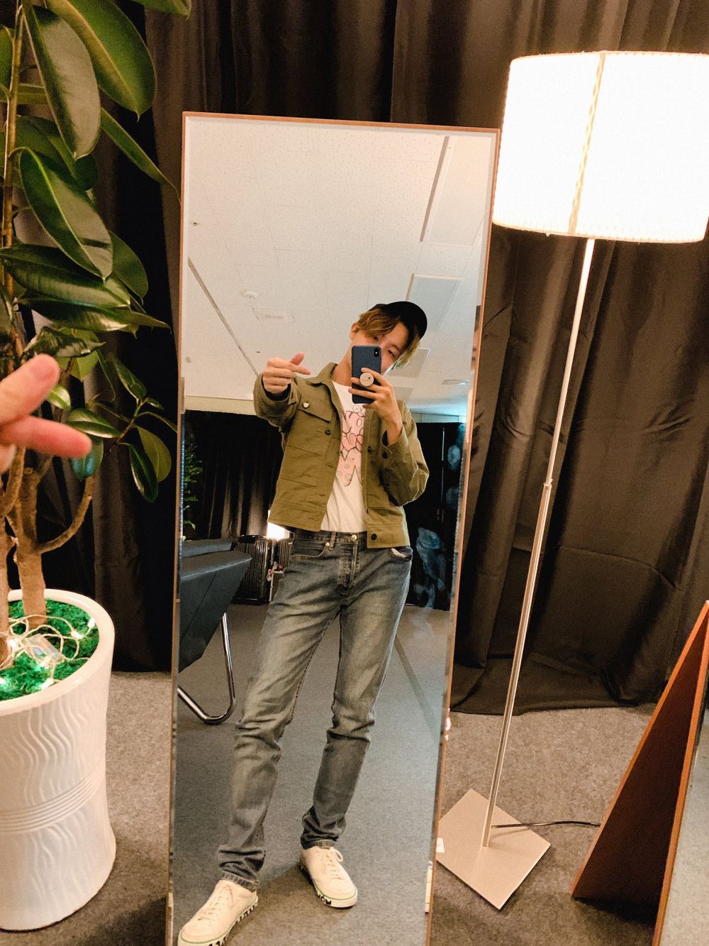 Hobi Foto Berikut 10 Potret Mirror Selfie J Hope Bts Yang Unik Banget