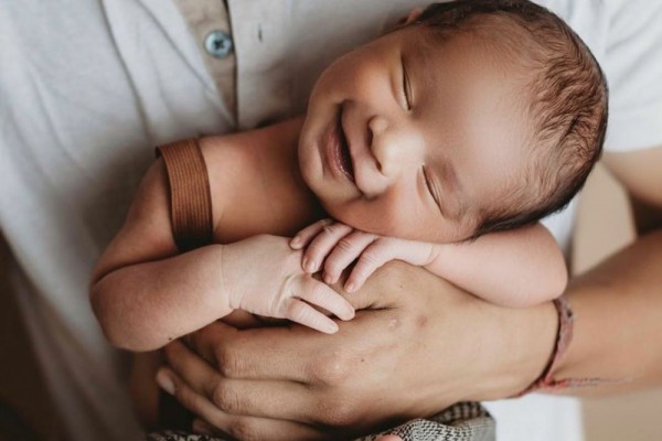 10 Potret Imut Bayi-bayi Saat Tersenyum Sambil Tertidur, Bikin Gemas!